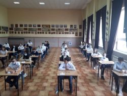 Uczniowie klas ósmych podczas pisania egzaminu
