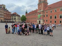 uczniowie zwiedzają Warszawę