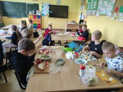 uczniowie przygotowują zdrowe kanapki