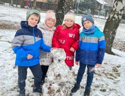 uczniowie podczas zabawy na śniegu